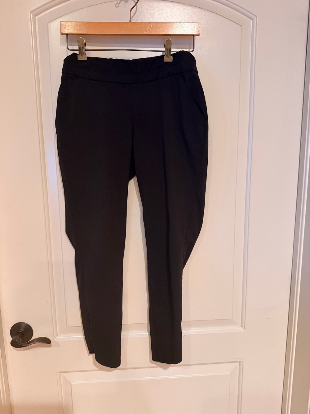 Columbia Black Cropped Tapered Pants Omni-Shield size Medium EUC